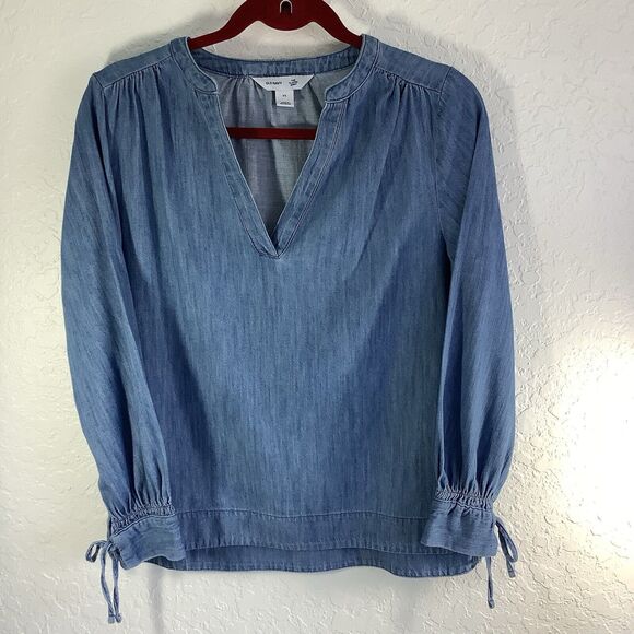 Old Navy Medium‎ Wash Blue Light Weight Denim Jean Split V Top Size XS - Picture 1 of 11